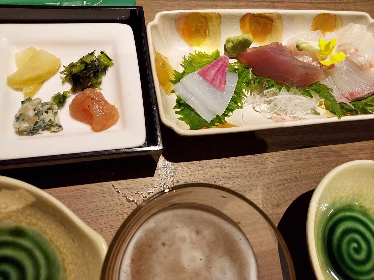 beemitsu1's tweet photo. 鍋の出汁���三種類、部屋の冷蔵庫やダイニングに置いてあり、自分たちの好きな時間に好きなペースでいただけて大満足でした
ご飯もジャーごと置いてありました
もちろん食べきれなかったです😅 https://t.co/lIPwWA23ag