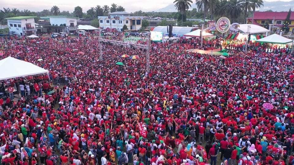 Ellie2947's tweet photo. SULTAN KUDARAT IS FOR BBM-SARA UNITEAM 😍🇵🇭

TINGNAN | Ang 'di mahulugang karayom na dumalo sa Grand Rally ng UNITEAM BBM SARA sa Isulan, Sultan Kudarat.

#UniTeamBBMSARA https://t.co/H2hqeGl6TE