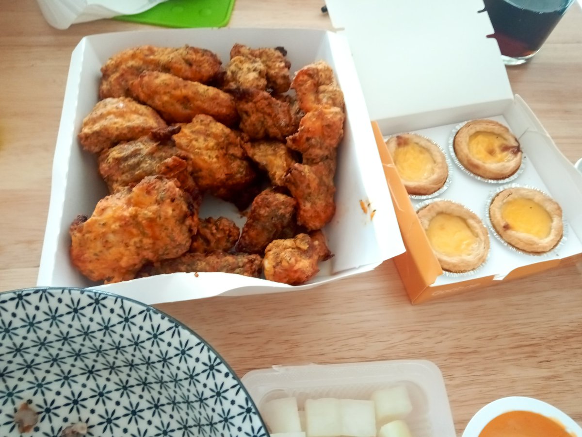 오늘 야식은 치킨.
너무 맛나서 먹다말고 한 컷.