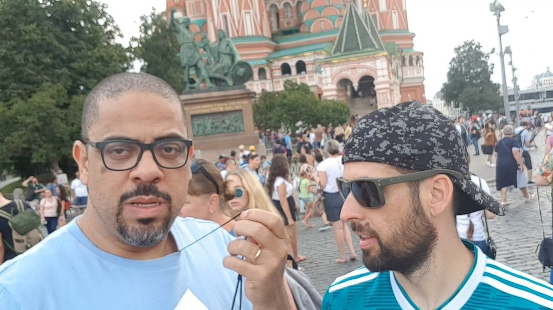 essediafoilouco's tweet photo. Um dia antes, tinha ido, com meu amigo Lucas BZK, conhecer a Necrópole da Muralha e visitar a múmia do Lênin, mas depois de 2 horas na fila, um guarda (da KGB né pai) avisou: "It's closed back tomorrow."

Às 13h em ponto, o local fecha e não importa se você estava na fila ou não. https://t.co/kJpMIfPkBu