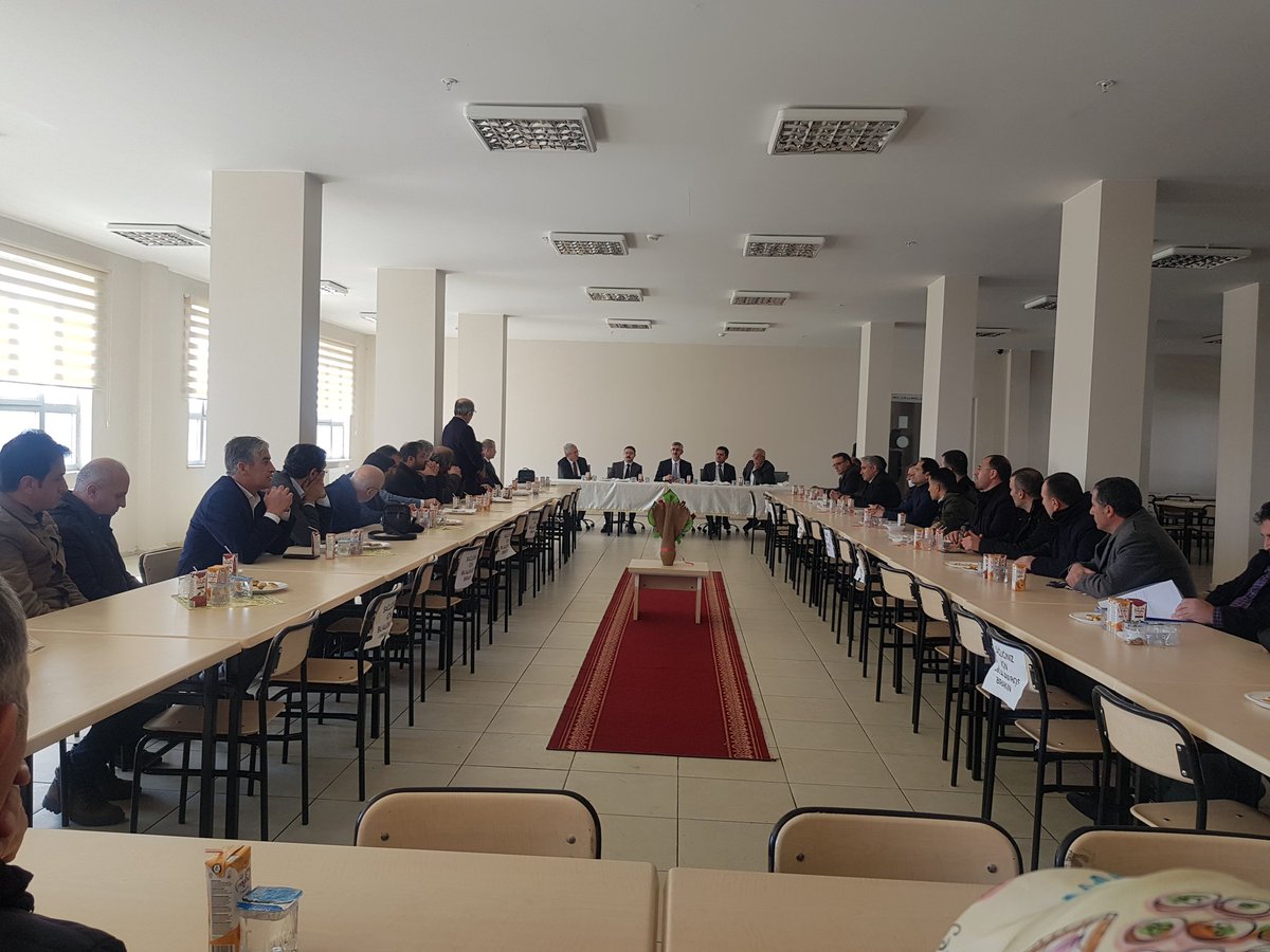 PasinlerMEM's tweet photo. Milli Eğitim Bakan Yardımcımız Sn.Nazif YILMAZ ve İl Müdürümüz Sn. Salih KAYGUSUZ, Kaymakamımız Sn. Emre ZEYREK 'in de katılımıyla okul müdürlerimizle bir araya geldiler. Değerli  ziyaretlerinden dolayı teşekkür ediyoruz. @yilmaznazif @pasinlerkym @skaygusuz https://t.co/WksuYGYj7z