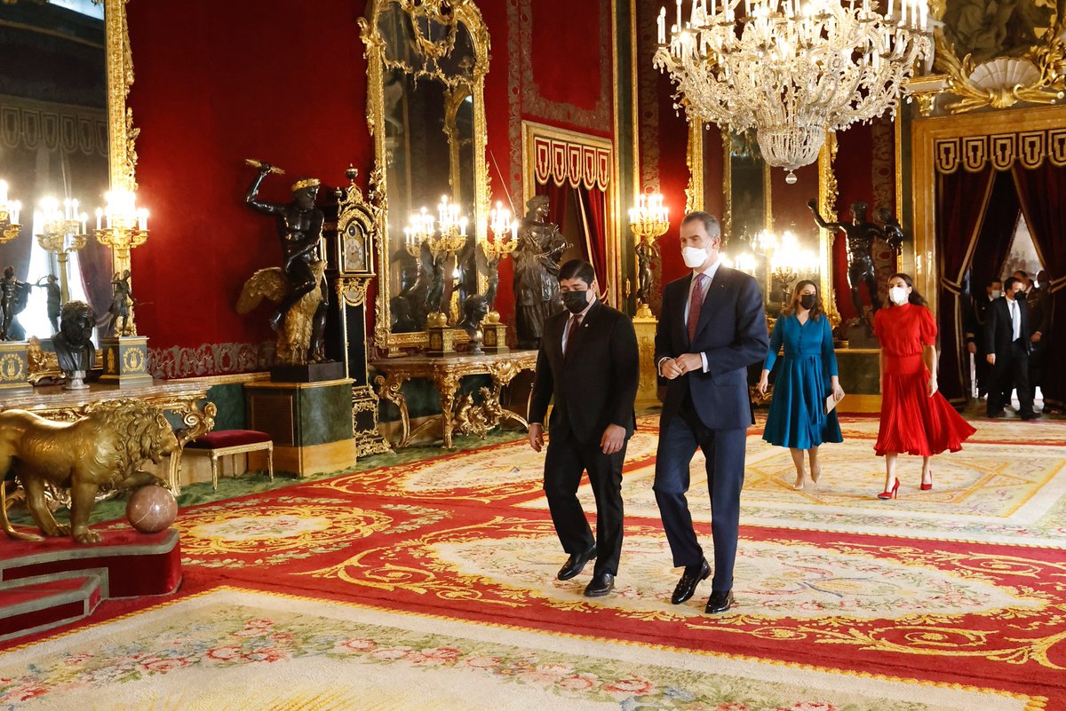 CasaReal's tweet photo. Los Reyes ofrecen, en el Palacio Real, un almuerzo en honor del presidente y la primera dama de la República de Costa Rica, con motivo de su visita oficial a España.
➡️https://t.co/Y8bOPNCT75 https://t.co/tR1TG6xhGu