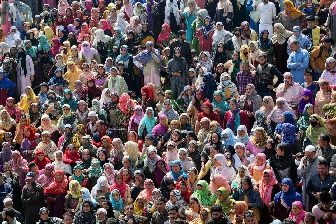 sexyasalways___'s tweet photo. People are facing alot of shits in Kashmir which should be stop now , hurting childrens, women is not a good thing.
#KashmirLivesMatter https://t.co/OK25cJeSI2