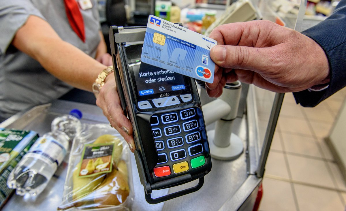 BVRPresse's tweet photo. #Servicetweet: Ab Juli 2023 soll es die Maestro-Funktion für neue @girocard nicht mehr geben. Verbraucherschützer schüren unnötig Sorgen. Denn: 
Kundinnen und Kunden, deren girocards auslaufen, werden auch danach auf alle Funktionen - auch im Ausland - zugreifen können. /zoe https://t.co/RS4yUiYp46