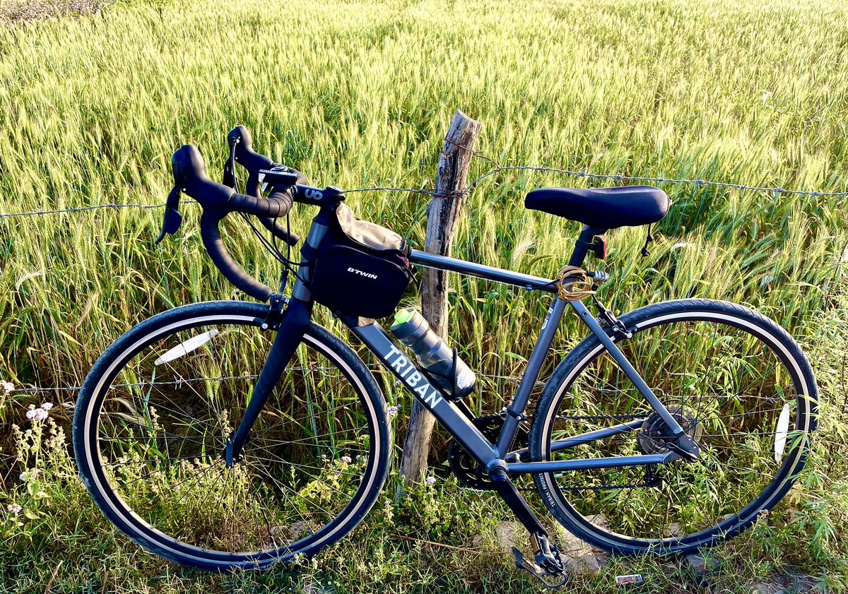 Lucknavishaan's tweet photo. साइकल और खेत दोनो जीवन के अभिन्न अंग हैं😍 #Cycle2Freedom https://t.co/Bhspj9canm