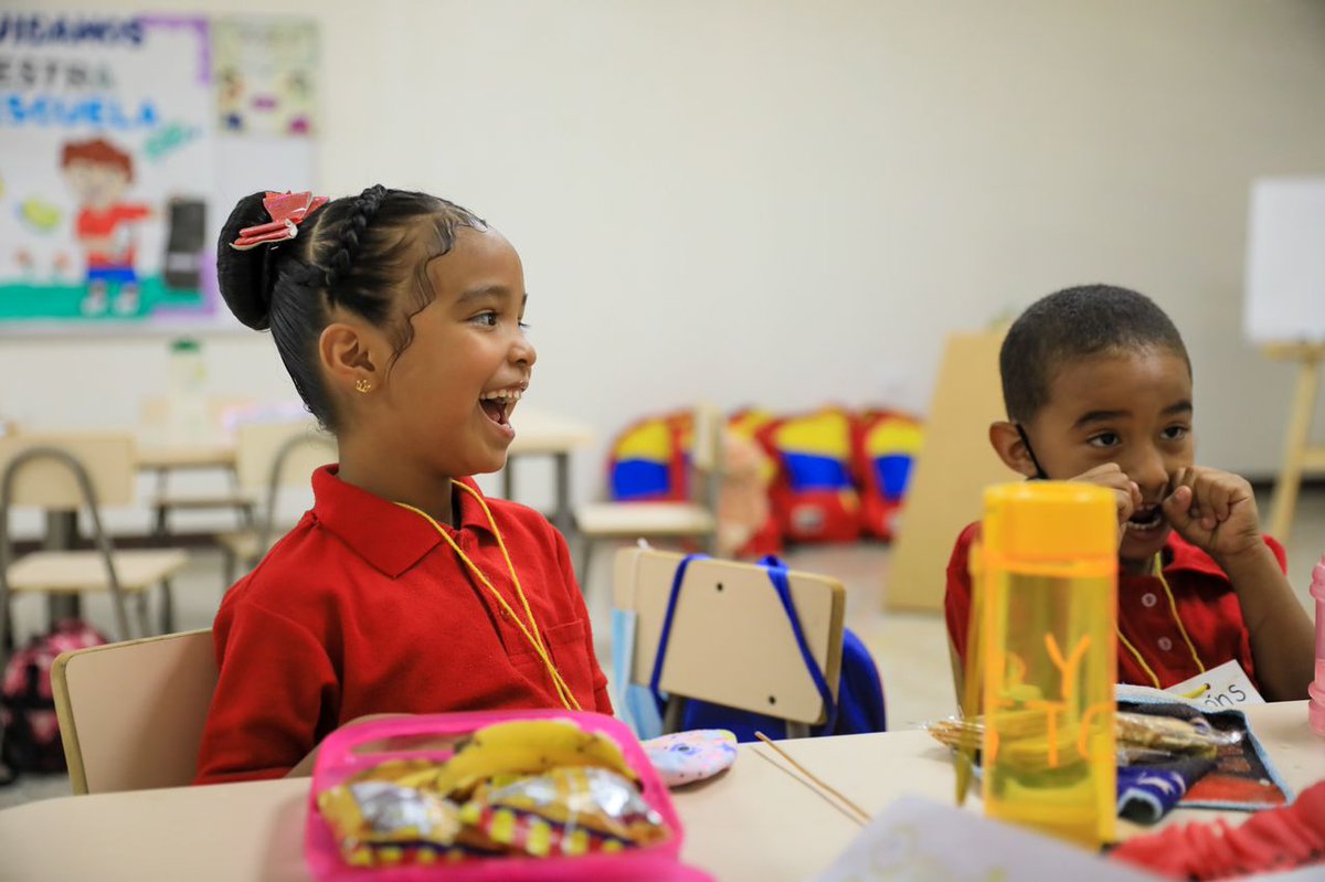 NicolasMaduro's tweet photo. Mi saludo a las madres, padres, representantes, maestras y maestros que acompañan a nuestros niños, niñas y jóvenes, en el regreso a clases presenciales. Vamos con alegría en esta nueva etapa. ¡Felicidades! https://t.co/YIWjCZx9aN