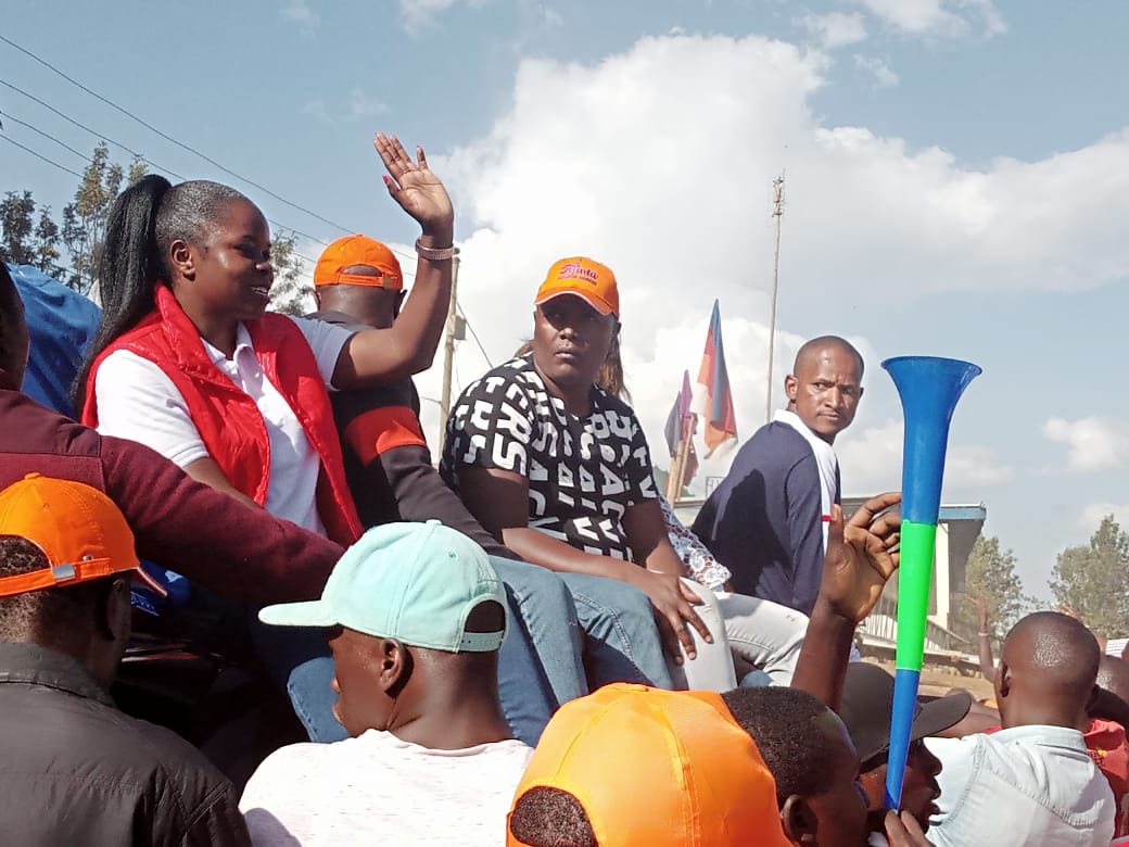 MugambiKibwi's tweet photo. We are on the move, popularizing Azimio in Kibra. We are happy that the people of Kibra have endorsed her candidature for Nairobi senatorial seat @faithlukosi and @RailaOdinga as the 5th President of the Republic of Kenya.
#NairobiForward
#MamaSanitizer
#Inawezekana https://t.co/90ZdTGS0Re