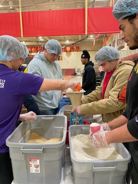scstormfootball's tweet photo. Had a great time helping out with Meals for the Heartland this past week!

These guys SELFLESSLY stepped up to give some of their time!

#ProveIt | #ONESimpson https://t.co/4byvOMYBfj