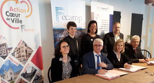 ActionLogement's tweet photo. [⏪Retour sur ] #ACV 24.03.22 I @ActionLogement
amplifie son engagement dans le prog. national Action Cœur de Ville @VilleDeFecamp 8⃣ projets immo.🗓️Horizon 2022, c'est une offre nouvelle de 1⃣3⃣8⃣ logements qui sera proposée #salariés #entreprises👉Lire : https://t.co/xDSvWdm9LL https://t.co/R2PitVRUuS