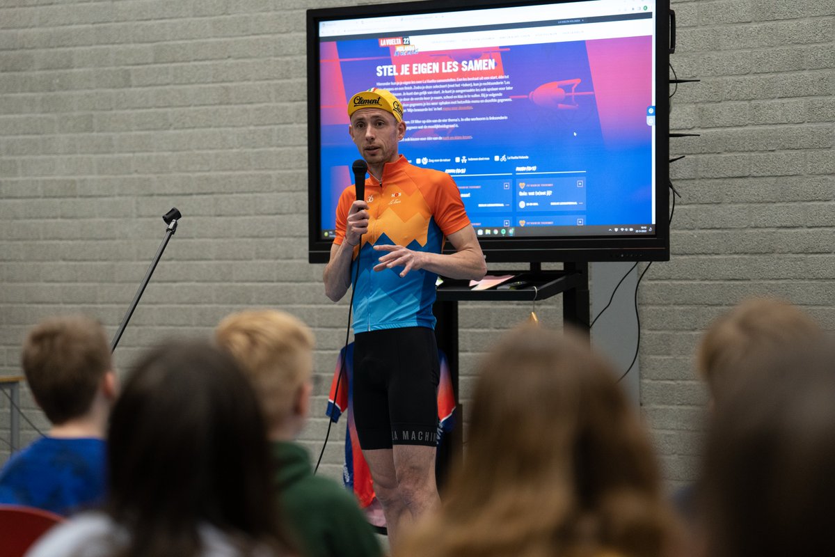 🤩El ciclista holandés <a href="/Stefclement/">Stef</a> ha presentado el paquete didáctico de La Vuelta Holanda en la escuela primaria Lage Weide en Maide.

🇳🇱The dutch cyclist Stef Clement has presented the training package of La Vuelta Holanda in Lage Weide primary school.