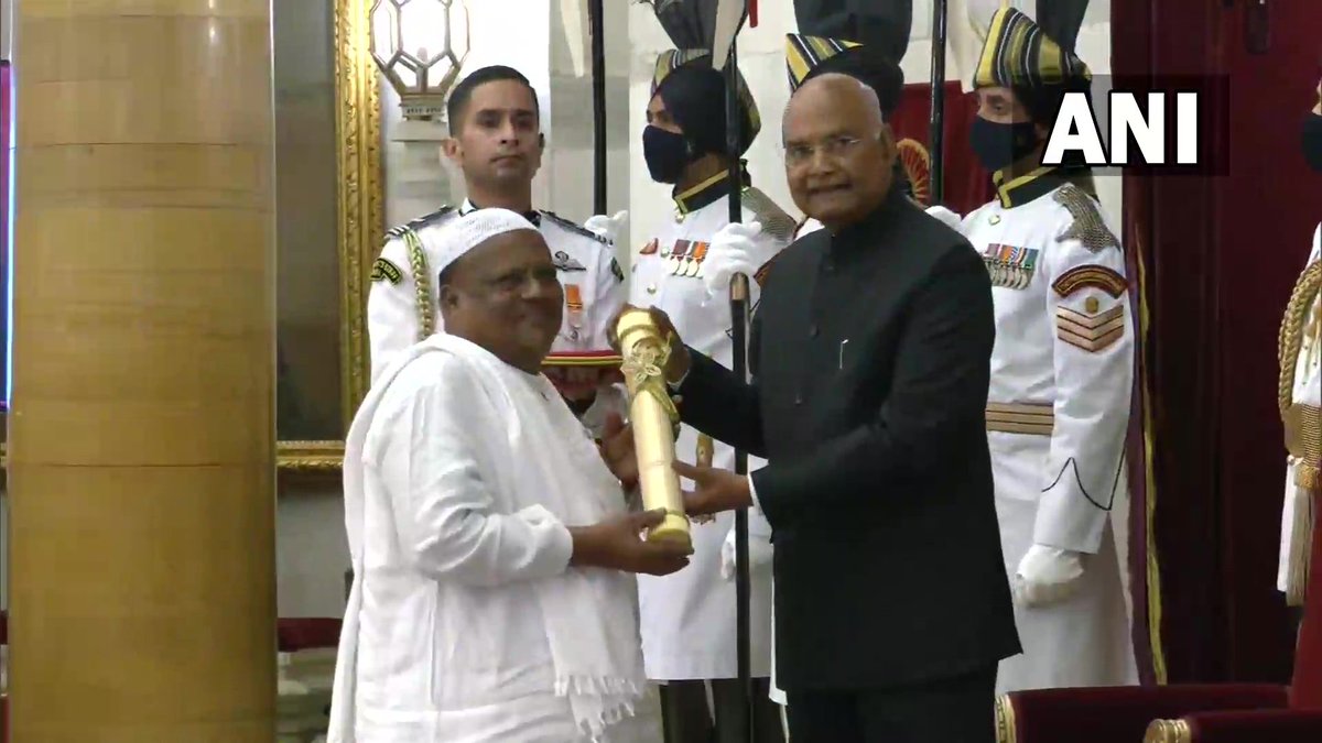 DrSudhakar_'s tweet photo. Sri Abdul Khader Nadakattin, a farmer from Dharwad, Karnataka who received Padma Shri today is called "hunase huccha" (tamarind maniac) owing to his portfolio of innovations related to tamarind. Thank you PM @narendramodi ji for recognising &amp; honouring such grassroot innovators. https://t.co/hniwBYIkmR