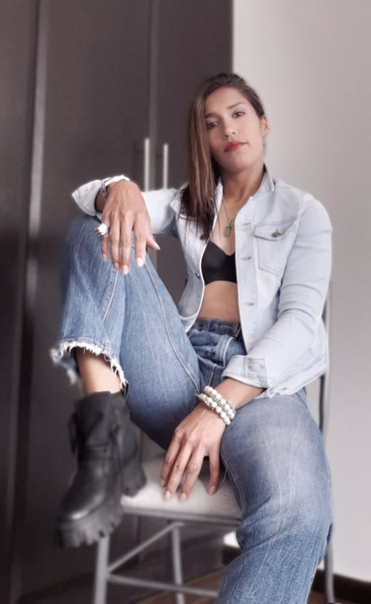 irenetobarmera's tweet photo. Dare being seen in all of your light 💫
Desde hace mucho tiempo que la fuerza, el liderazgo, la tenacidad, la bondad, lo intelectual y sobre todo la valentía, son la nueva belleza. 🤍🌻
Selflove 👧🏽💫
.
#irenetobar #selflove #love #Peace #beauty
#mujervaliente https://t.co/QVEb2oC9q2