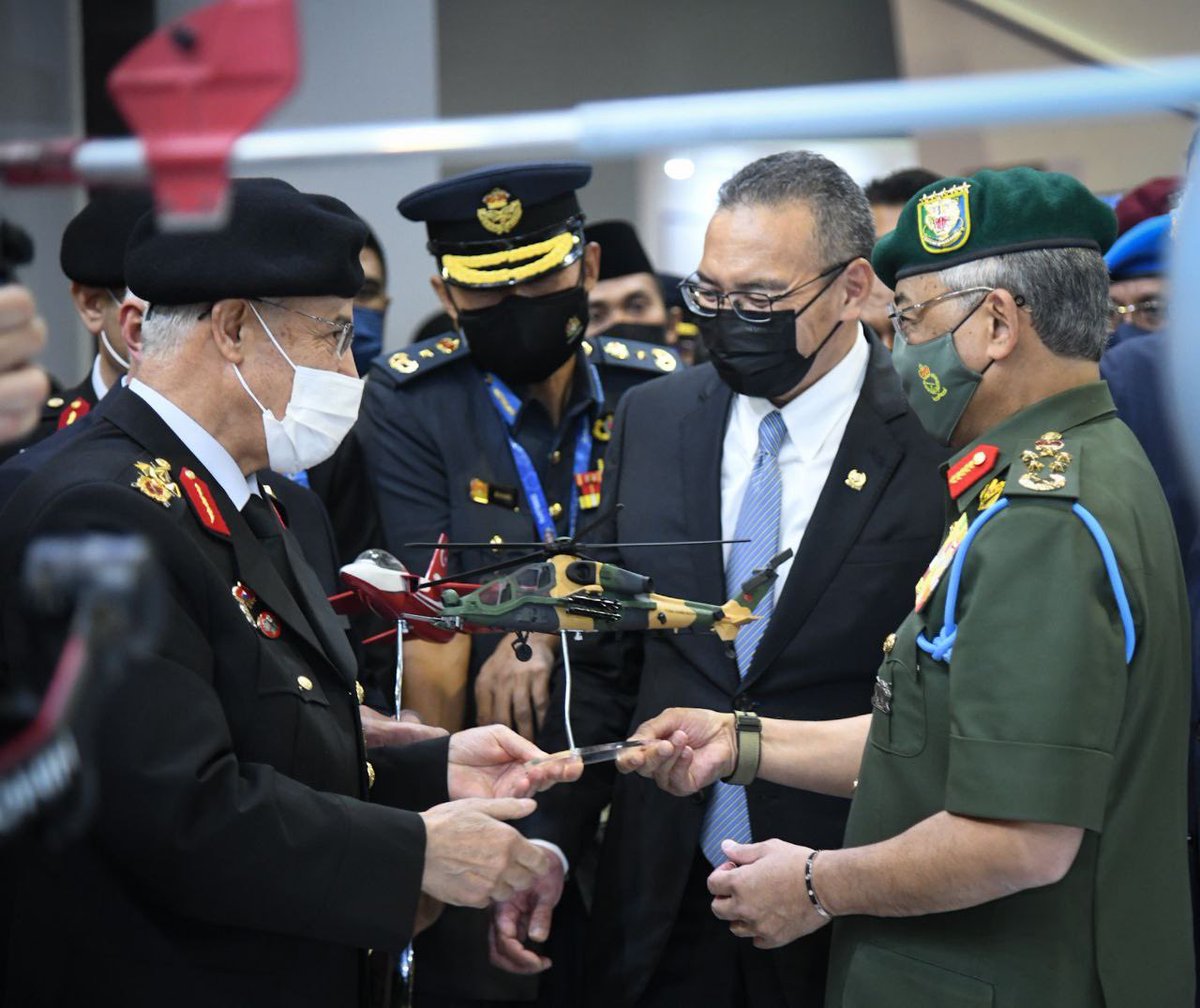 Menjunjung kasih KDYMM Seri Paduka Baginda Yang di-Pertuan Agong Al-Sultan Abdullah Ri'ayatuddin Al-Mustafa Billah Shah ibni Almarhum Sultan Haji Ahmad Shah Al-Musta'in Billah berkenan berangkat melawat pameran #DSA2022 dan #NATSECAsia2022 petang ini.

Daulat Tuanku 🙏