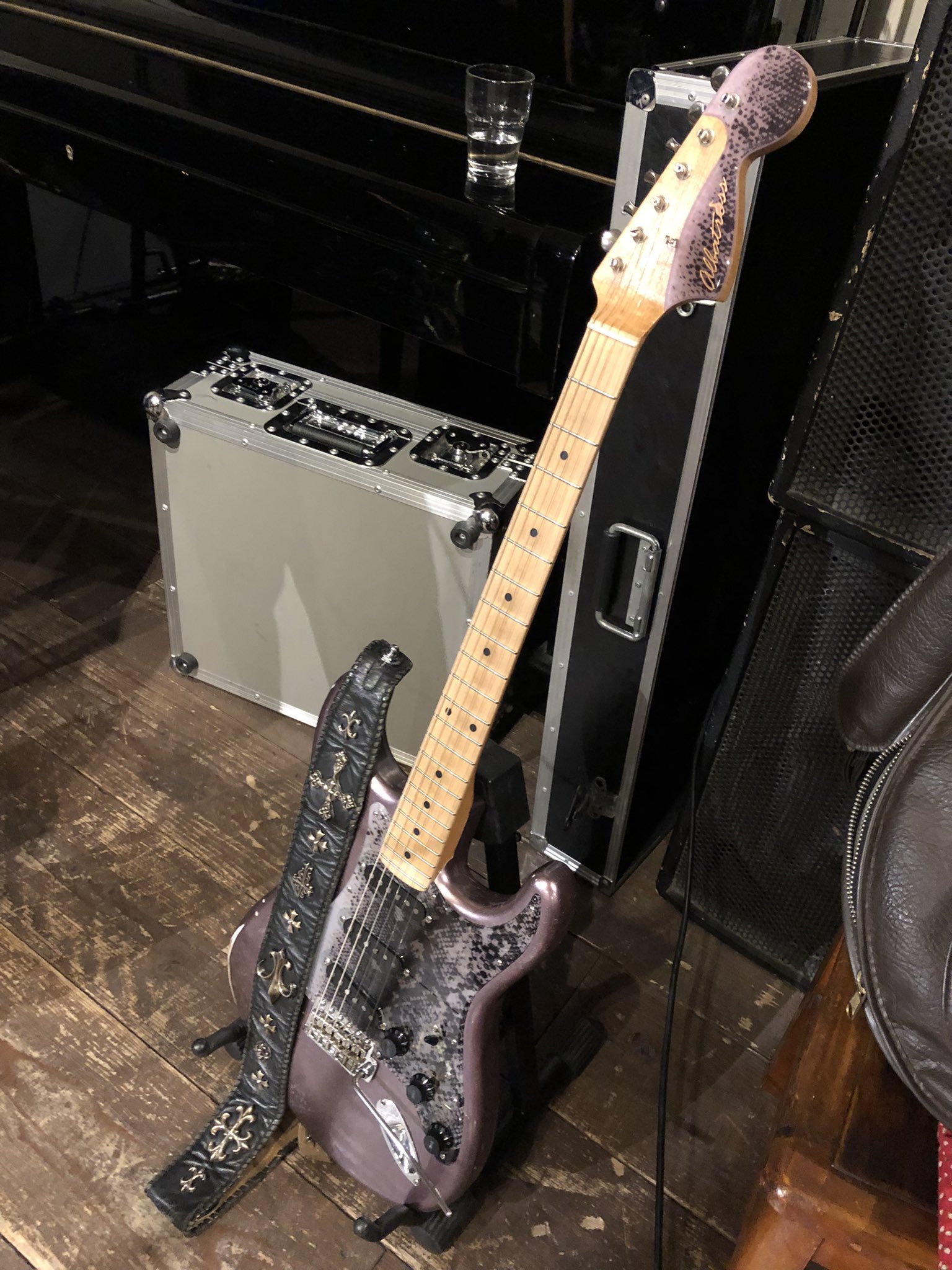 تويتر Albatross Guitar Works على تويتر このギターのルックスは いかつい じゃないんすよ かっこいい なんです クロムハーツストラップにばっちりマッチング T Co Hyce1wjctd
