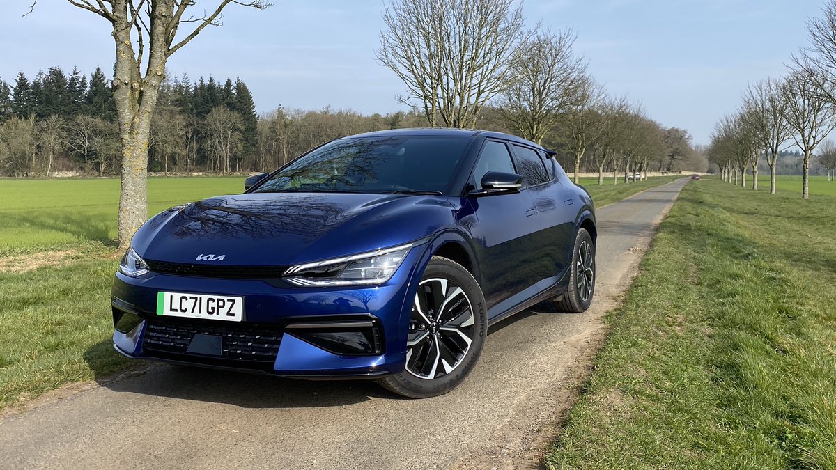 I’d heard the Kia EV6 is good but after a week with it, I understand why. A quick thread on this 77.4kWh GT Line, priced at £43,945. 1/7