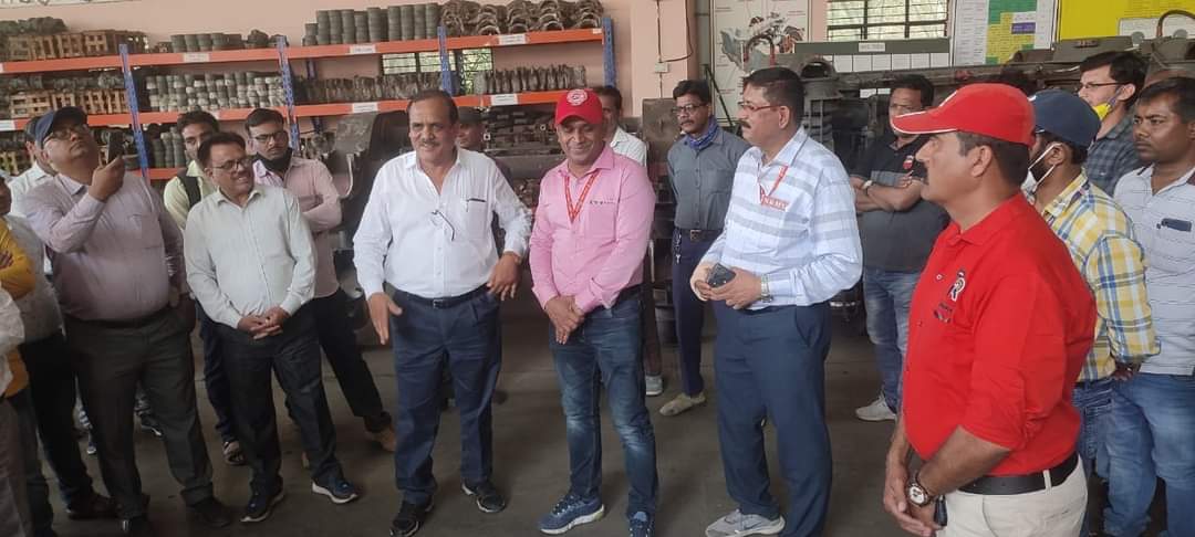 pravin95538140's tweet photo. 28/03को 14:30 बजे में भोपाल कारखाना के कर्मचारियों से महामंत्री जी मुलाकात कर उनकी समस्याओं को सुना और सरकार के निजीकरण और निगमीकरण के विरोध में सभी ट्रेड यूनियन के आंदोलन को नैतिक समर्थन और अन्य कई विषयों पर  महामंत्री जी ने  संबोधित किया
@venupnair_nrmu 
@MVAnand6 https://t.co/vELkxNoPCr