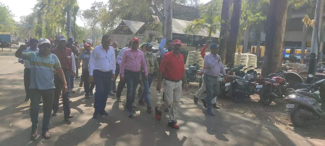 pravin95538140's tweet photo. 28/03को 14:30 बजे में भोपाल कारखाना के कर्मचारियों से महामंत्री जी मुलाकात कर उनकी समस्याओं को सुना और सरकार के निजीकरण और निगमीकरण के विरोध में सभी ट्रेड यूनियन के आंदोलन को नैतिक समर्थन और अन्य कई विषयों पर  महामंत्री जी ने  संबोधित किया
@venupnair_nrmu 
@MVAnand6 https://t.co/vELkxNoPCr
