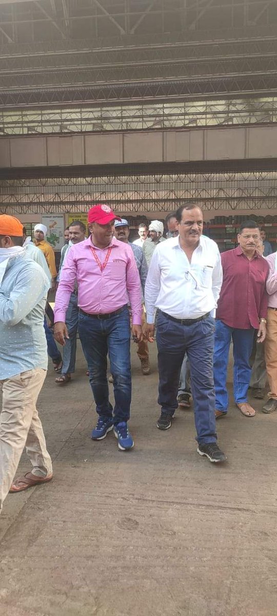pravin95538140's tweet photo. 28/03को 14:30 बजे में भोपाल कारखाना के कर्मचारियों से महामंत्री जी मुलाकात कर उनकी समस्याओं को सुना और सरकार के निजीकरण और निगमीकरण के विरोध में सभी ट्रेड यूनियन के आंदोलन को नैतिक समर्थन और अन्य कई विषयों पर  महामंत्री जी ने  संबोधित किया
@venupnair_nrmu 
@MVAnand6 https://t.co/vELkxNoPCr