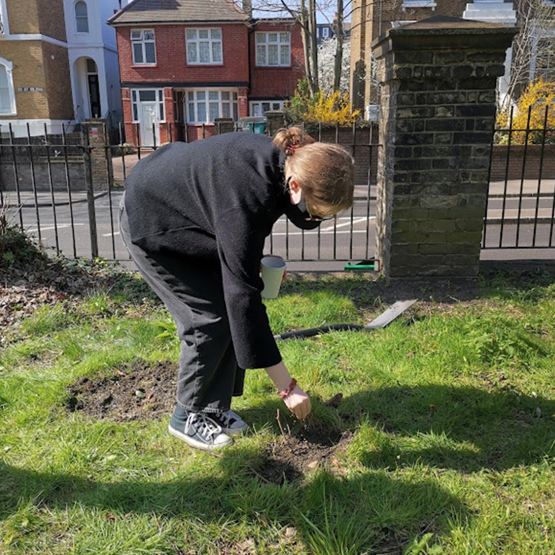 CoLA_HG's tweet photo. Thanks to all students and staff who spent their sunny Saturday morning planting a wildflower meadow on the corner of our site. Check our Instagram for more photos! https://t.co/X2nwIrmkKR