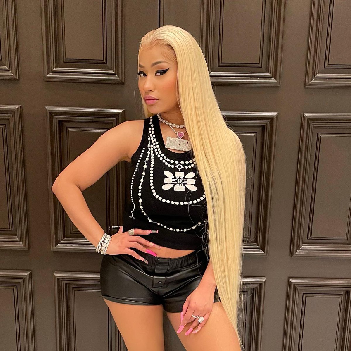 MinajAccess's tweet photo. Nicki Minaj defende Will Smith após agressão do ator contra Chris Rock, que fez piada com a doença de Jada Smith. https://t.co/ylhQ9ugR25
