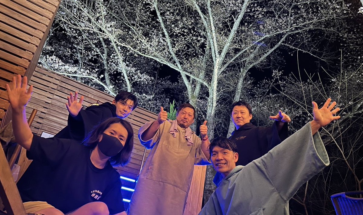 Netshow_Kakeru's tweet photo. 【'22.3/28_今日の良かったこと3つ】
#3BEST
①〜③四季荘で熱波イベント
五塔熱子(@2525netsuko )さん&熱翔カケルで扇ぎました〜たくさんのご来場に感謝!アウフグースと夜桜を眺めながら外気浴....たぶんあの瞬間、四季荘は日本一ととのっていた空間だったと思います。
#四季荘
#究極のととのい https://t.co/GbFf6juton