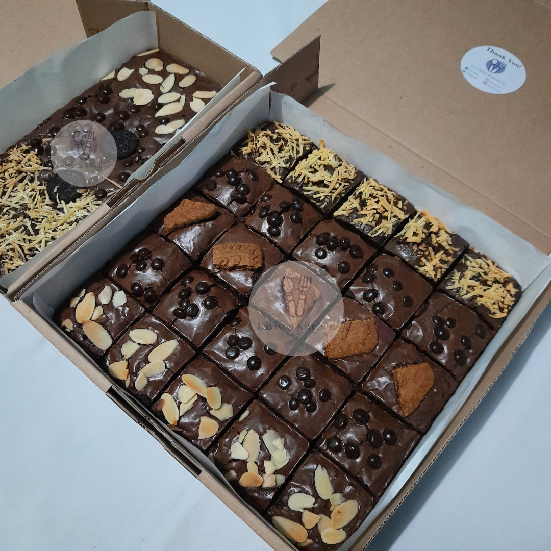 Thankyou for ordering 🤗 4slice fudgy brownies - 15.000 Made by order Pemesanan h-2 🛵 GoFood -- Lans x Meat Barn, Progo 8 Menggunakan…