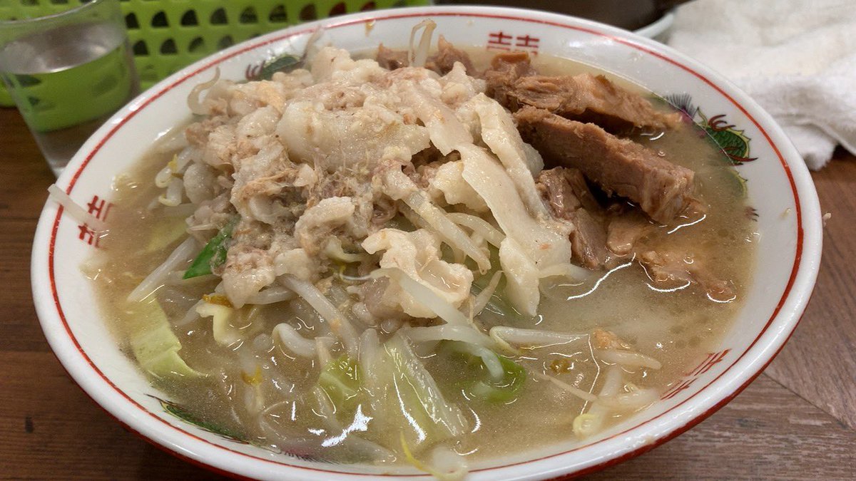 RIZUREI's tweet photo. #二郎@品川
小豚Am
豚の旨味にキレの良いカエシが効いたマイルド微乳化スープ。絶妙な茹で加減で喉越しと歯応えの好い平太麺。脂少なめだが味染み良くみっちり食感で肉感もある豚。豚出汁と表層の油のコクがマッチしたこってり過ぎずあっさり過ぎずのバランスが好い安定感のある源流系の一杯。 https://t.co/tuc0kzVZAv