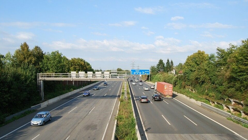 RTLlu's tweet photo. Wéi de Jong op d'#Autobunn gelaf war, fir eng #Kollisioun ze fotograféieren, war d'Fuerbunn nach net gespaart. E Polizist huet hie misse retten. #Gaffer https://t.co/u8uMpb6Ami https://t.co/i7PjIHnVlE