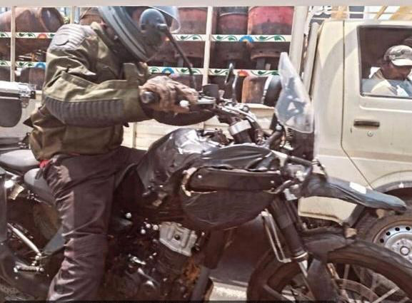 bforbiker's tweet photo. Royal Enfield Himalayan 450 spotted testing.
Includes a liquid-cooled engine, an upside-down fork and completely different bodywork.
@royalenfield
.
.
#royalenfield #royalenfieldhimalayan #royalenfieldindia #himalayan #himalayan450 #rehimalayan #bfbnews #bfbleaks https://t.co/FJUQCGNtAg