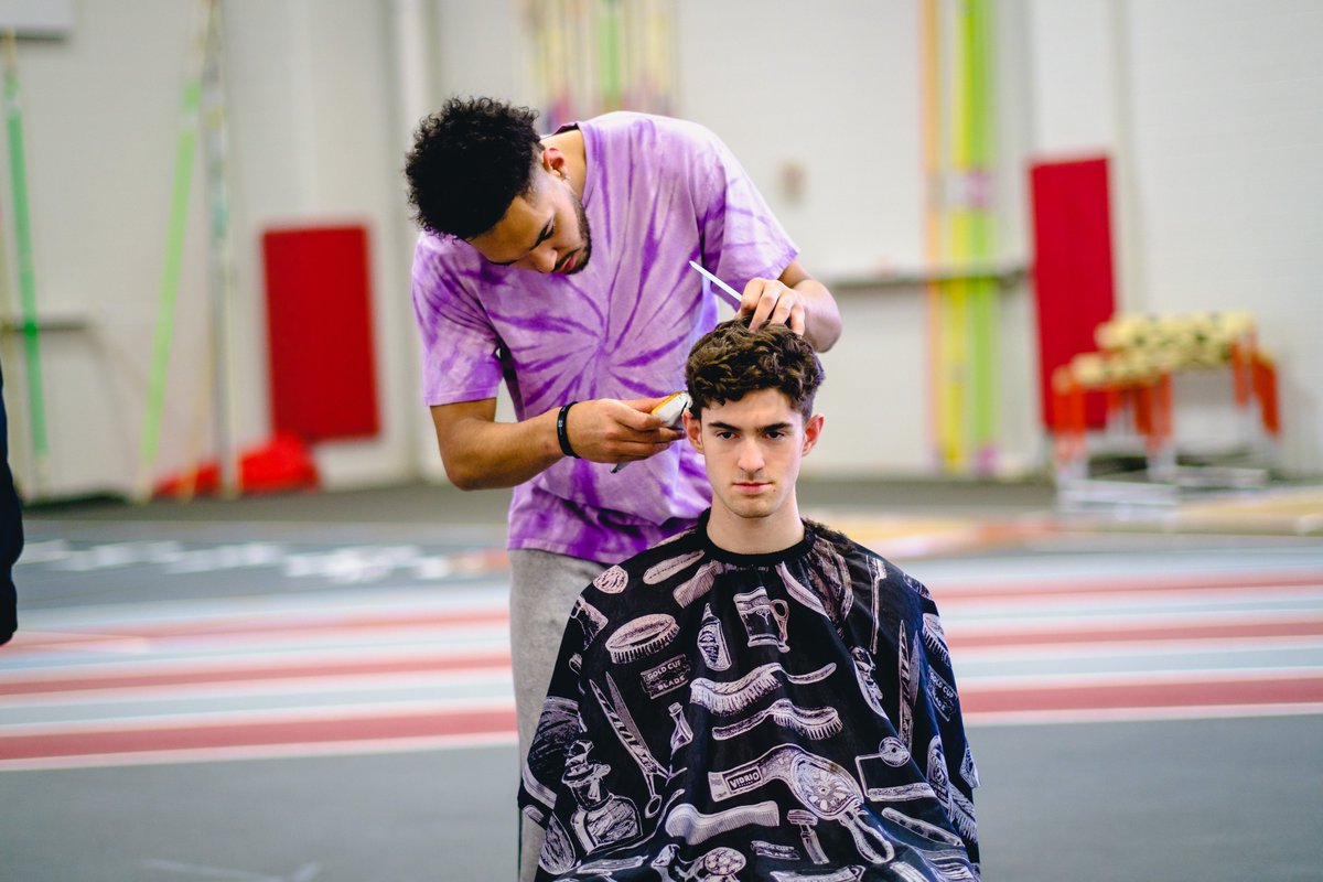 Brothers keep each other looking sharp 🕶️
#Unrivaled #barbershop
