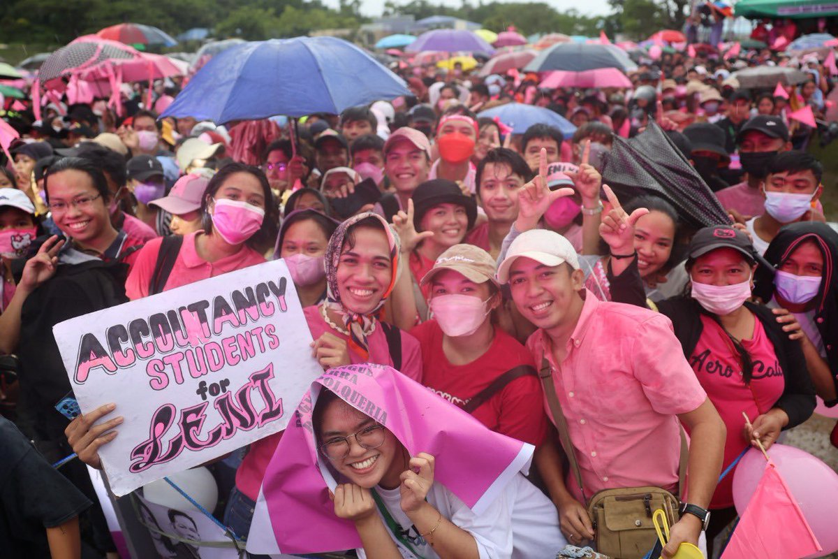 ABSCBNNews's tweet photo. LOOK: Supporters of Vice President @lenirobredo from Catarman and nearby towns braved the afternoon downpour at the University of Eastern Philippines Catarman on Monday afternoon hours ahead of the Grand People’s Rally tonight. #Halalan2022

📸 VP Leni Media Bureau | via @wenacos https://t.co/fRVEr16CBm