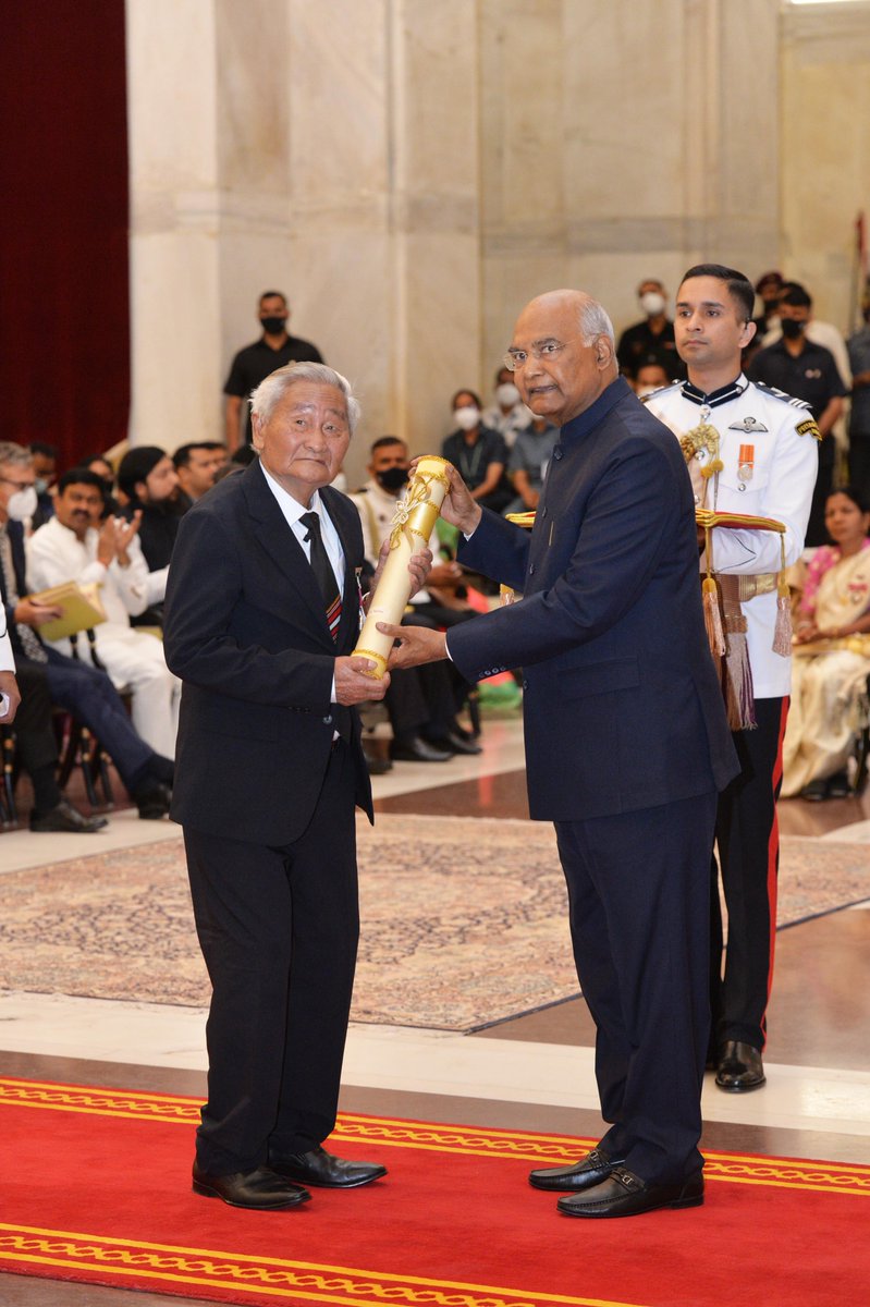 rashtrapatibhvn's tweet photo. President Kovind presents Padma Shri to Shri V.L. Nghaka for Literature &amp; Education. One of the founding members of Assam Rastrabhasha Prachar Samiti, he  set up the Mizoram Hindi Prachar Samiti in 1954, which became a pivotal point in the history of Hindi education in Mizoram. https://t.co/eFqy8o5gxI