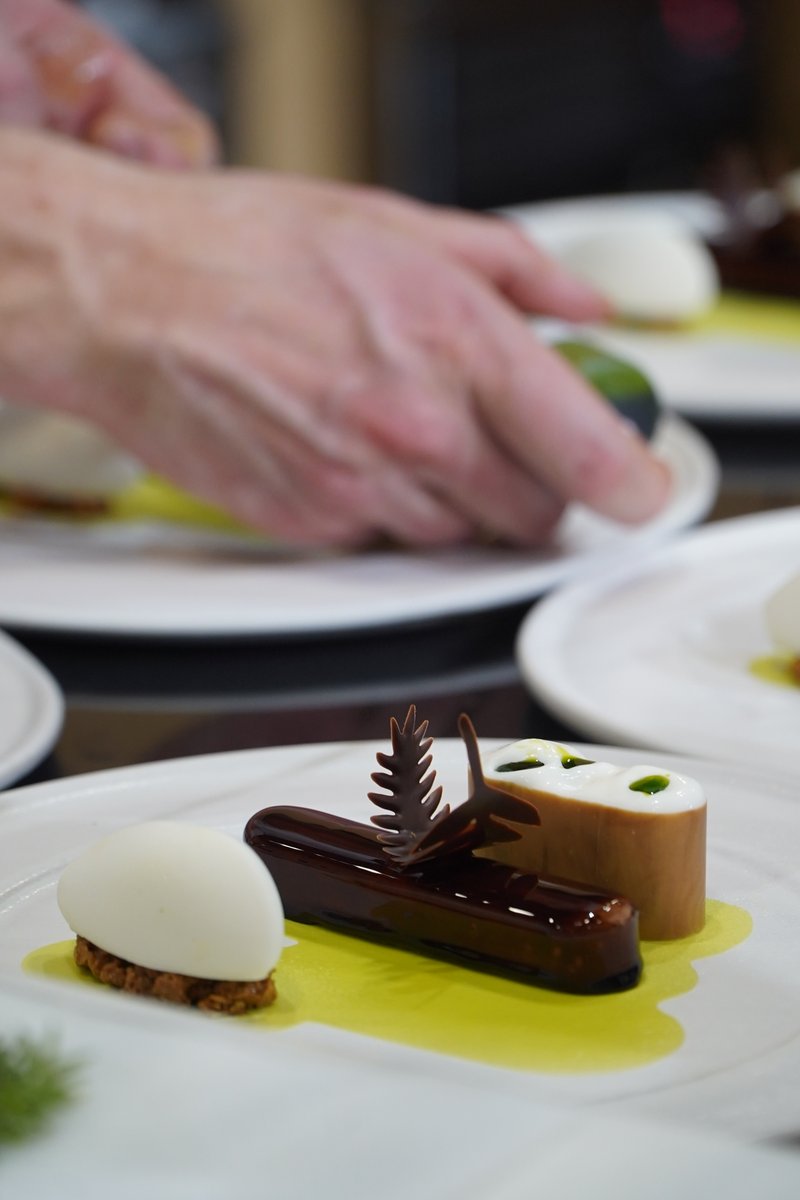 CMP_Lyon's tweet photo. ↪️ A look back at the European Pastry Cup 2022 through the eyes of team 🇸🇪 Sweden with 🍫 Kalle BENGTSSON (chocolate candidate) and 🍰 Frida LEIJON (sugar candidate)
#EuropeanPastryCup #PastryLove #PastryAddict #Paris #Competition #ChefsCompetition #PastryChefs https://t.co/cklspCeXPA