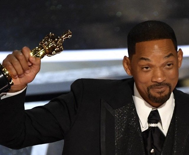 N’empêche que maintenant avec son Oscar, Will Smith a deux trucs chauves à la maison. #Oscars2022 #WillSmith