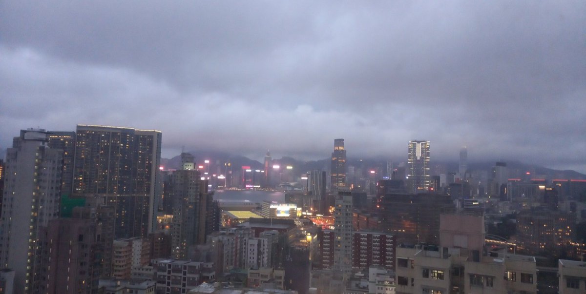 SaniZ_'s tweet photo. Different shades of sky! 

#rain #moon #sky #clouds #HongKong #photo #PhotoMode #Today #nature #NightDrive #lifestyle #mondaythoughts #MondayMotivation #Dance https://t.co/aJZ6s9VDhk