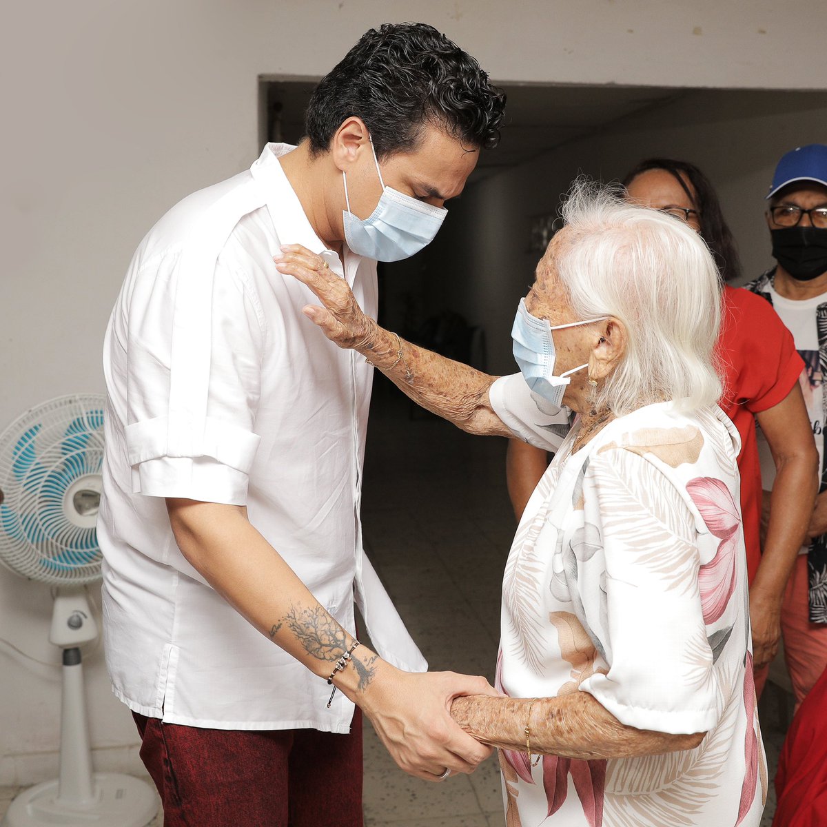 MusicDreamsco's tweet photo. Un fuerte abrazo, un breve pero sustancioso dialogo, el baile que no puede faltar y la bendición de doña Ana Castro Vega, a quien nuestro artista @SilvestreFDC le cumplió la promesa de llevarle hasta su casa la torta de cumpleaños de sus 109 años de vida. https://t.co/9RwfhVJgP4