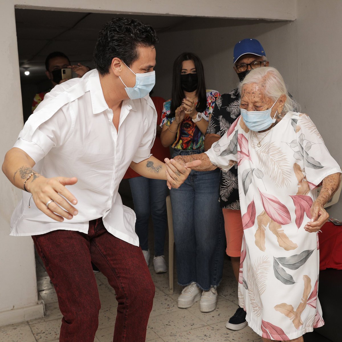 MusicDreamsco's tweet photo. Un fuerte abrazo, un breve pero sustancioso dialogo, el baile que no puede faltar y la bendición de doña Ana Castro Vega, a quien nuestro artista @SilvestreFDC le cumplió la promesa de llevarle hasta su casa la torta de cumpleaños de sus 109 años de vida. https://t.co/9RwfhVJgP4