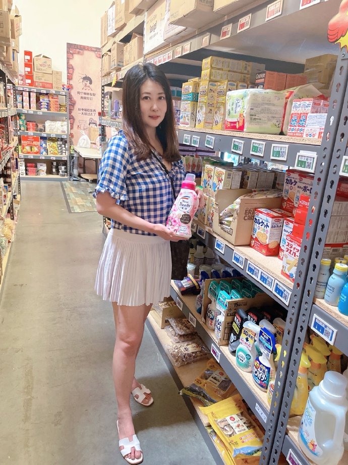 GuidiDg's tweet photo. Thank you for the recommendation from the manager, the new big water pears 🍐 are really sweet and juicy. Bought a box and went back very satisfied. It's not like the Dahua supermarket, it's dry inside, I don't know how long it's been stored😒 https://t.co/FCNyBXaFWm