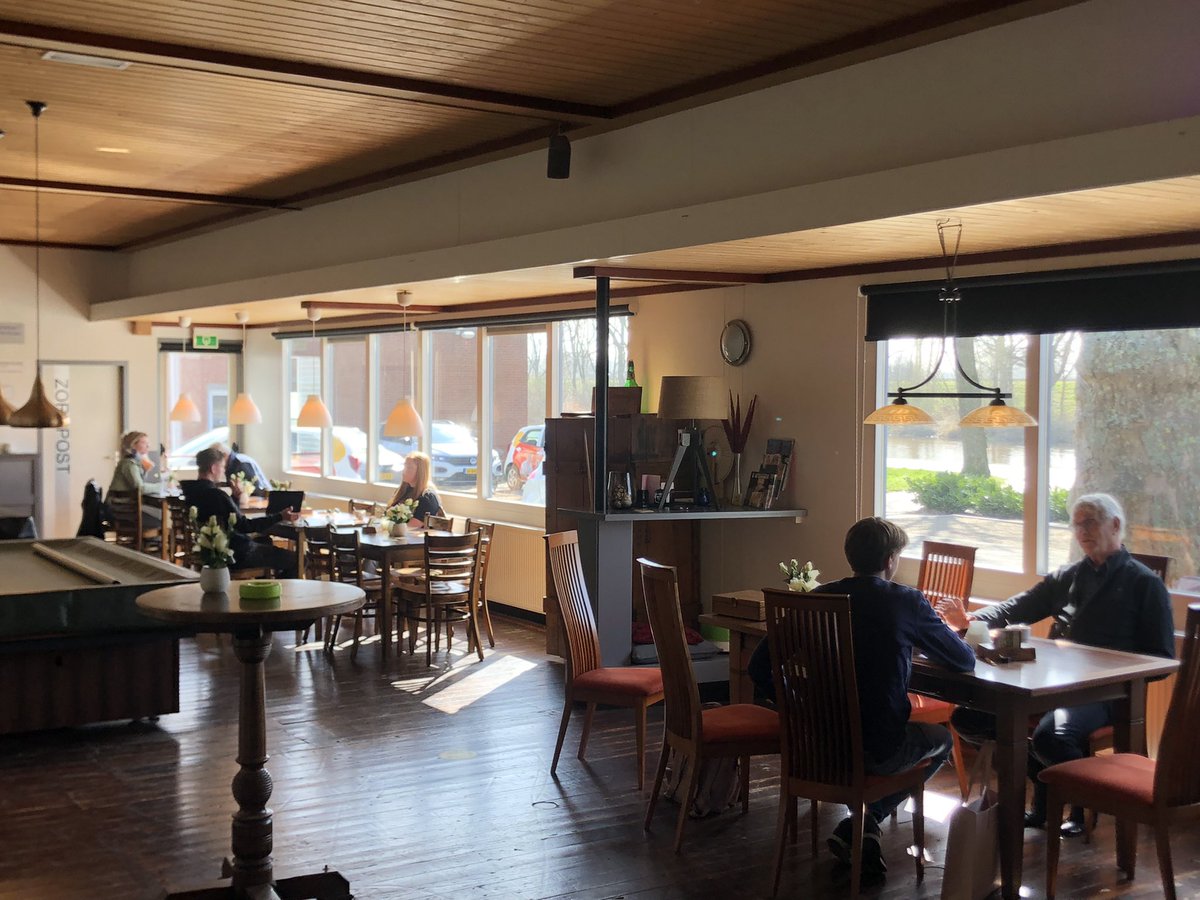 Studenten 1 op 1 in gesprek met inwoners om te achterhalen wat de ambities zijn voor hun dorp. Op basis van deze input organiseren ze daarna grotere sessies met basisschoolleerlingen, ‘bier en bitterballen meetings’ voor wat oudere jongeren en een gezellige middag met senioren.