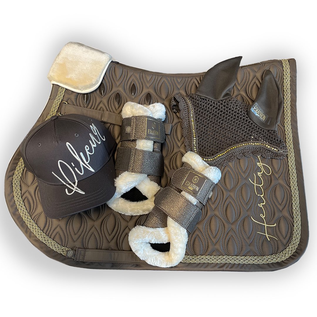 🤎ESKADRON⚜️HERITAGE🤎 Who else agrees this perfect, ‘plaza taupe’ set is a NEED!😍

Perfectly paired with the new Pikeur Cotton Cap With Lurex Logo ✨

Shop the collection now: 🤎👇🏼
mybreeches.com/collections/es…

#pikeur #eskadron #ss22 #equestrianstyle #eskadronheritage #plazataupe