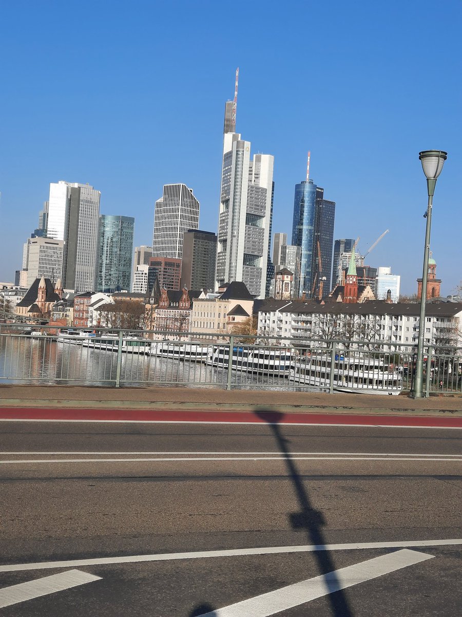 Die Skyline Frankfurt bei schönem Wetter