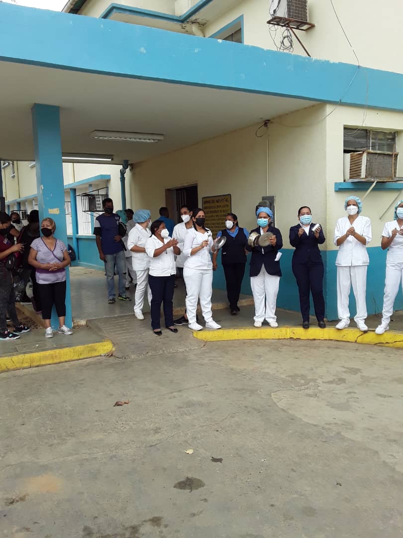 noticierofm's tweet photo. A esta hora el personal de enfermería del hospital Dr. José Francisco Torrealba en Altagracia de Orituco, se encuentran protestando debido a que llevan un mes sin recibir el pago de su salario https://t.co/gb3uqSH8P3