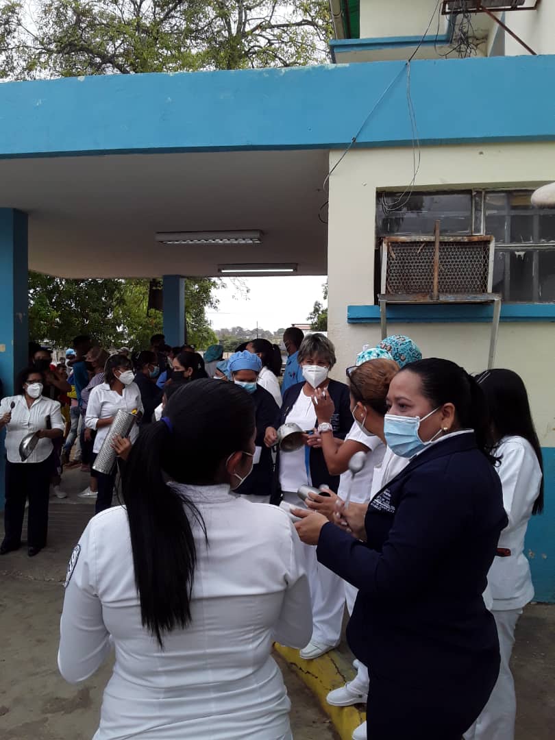 noticierofm's tweet photo. A esta hora el personal de enfermería del hospital Dr. José Francisco Torrealba en Altagracia de Orituco, se encuentran protestando debido a que llevan un mes sin recibir el pago de su salario https://t.co/gb3uqSH8P3