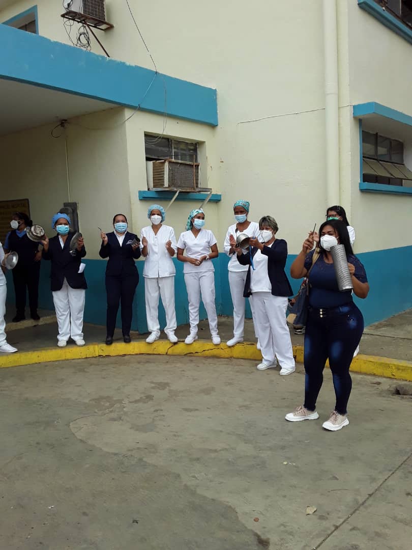 noticierofm's tweet photo. A esta hora el personal de enfermería del hospital Dr. José Francisco Torrealba en Altagracia de Orituco, se encuentran protestando debido a que llevan un mes sin recibir el pago de su salario https://t.co/gb3uqSH8P3