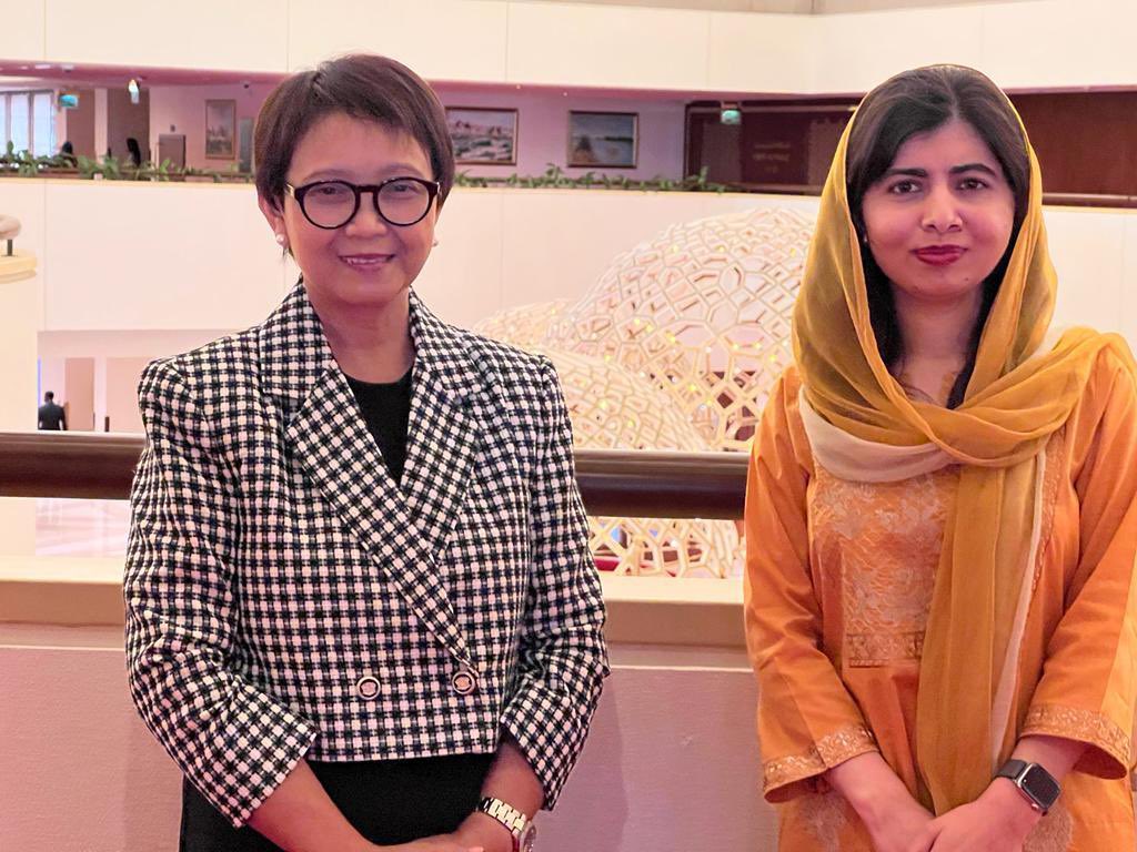 Menlu_RI's tweet photo. Inspiring talk on girls education in Afghanistan with Nobel Peace Prize Winner @Malala Yousafzai on the sidelines of Doha Forum (28/03) Look forward to future collaborations with Malala Fund https://t.co/duWPbOOhnv