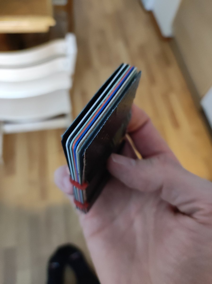 hamis84's tweet photo. Värkkäsin itelleni korttipinkan. Kesä kun tulee ja takkia ei tule piettyä, niin ei lompakko mahu taskuihin. Tässä on RFID-suojaus ja kaikki! Kumirenksujen tilalle vaihdan jossain vaiheessa ompelukuminauhaa. #diyman #iteteinjasäästin https://t.co/O3r2C7PYlD