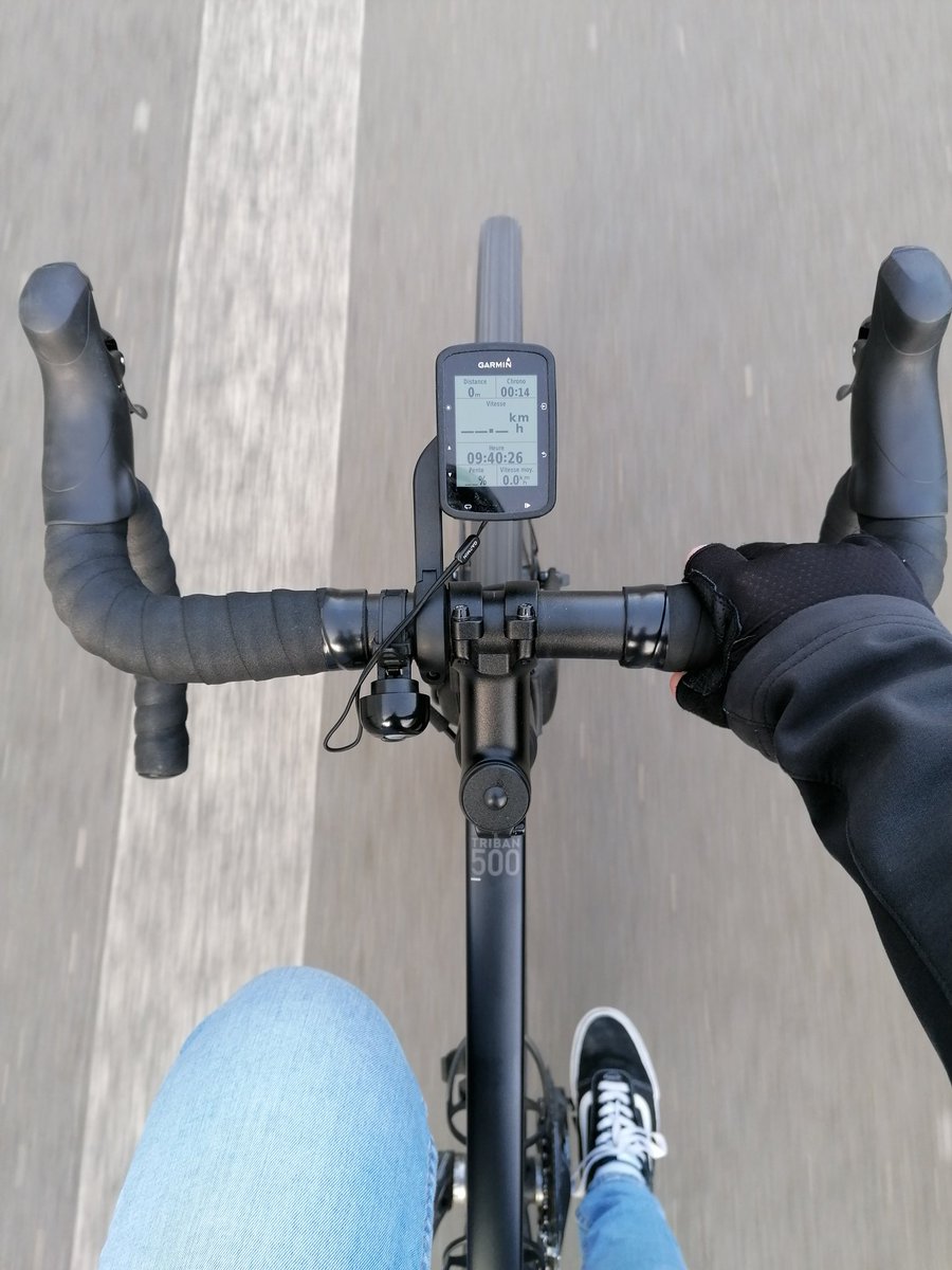 Le #sellefie du lundi pris ce matin rapidement pendant que le GPS ne voulait pas y aller. 😂

Tic-tac, tic-tac,...l'avant dernier avant de retourner bosser près de Rouen (et en voiture 😢).

Bonne semaine à tous ! ☀️🚴🏻‍♀️ #vélotaf