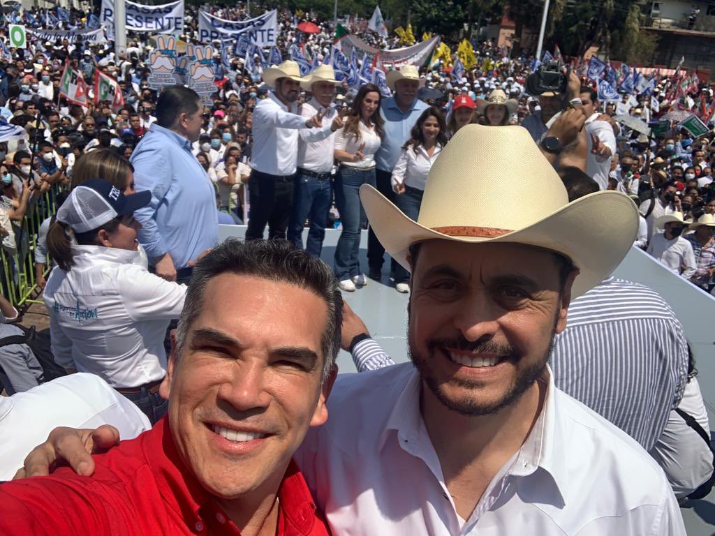 hernandezderas's tweet photo. Acompañé a nuestro presidente @alitomorenoc al registro de @CesarElTruko de la coalición #VaXTamaulipas.

Fuerza, unidad y respaldo de PRI, PAN y PRD para llevar a César Verástegui a la gubernatura de este gran estado. https://t.co/MxlEdijOB4
