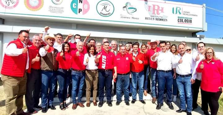 hernandezderas's tweet photo. Acompañé a nuestro presidente @alitomorenoc al registro de @CesarElTruko de la coalición #VaXTamaulipas.

Fuerza, unidad y respaldo de PRI, PAN y PRD para llevar a César Verástegui a la gubernatura de este gran estado. https://t.co/MxlEdijOB4