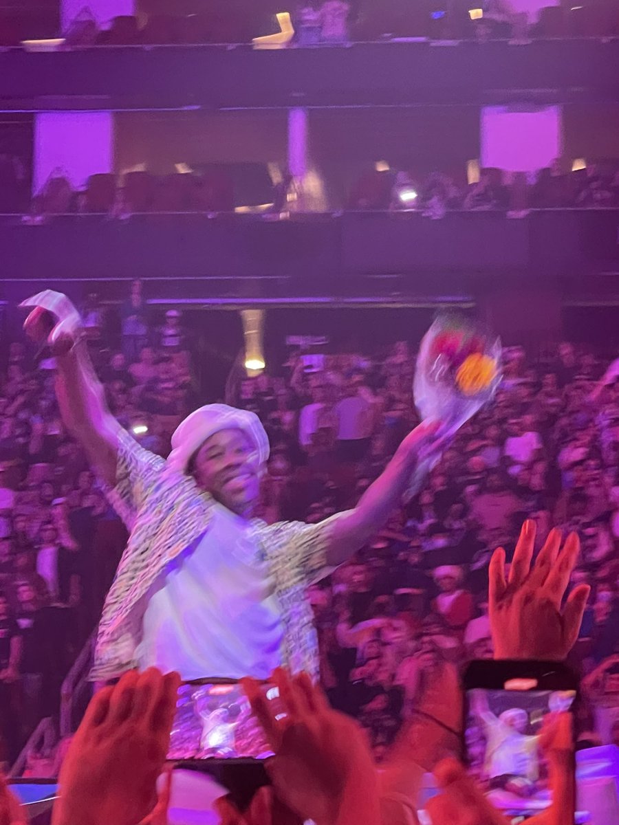Tyler caught my flowers mission accomplish💕 #Tylerthecreator #Houston #callmeifyougetlosttour <a href="/tylerthecreator/">T</a>